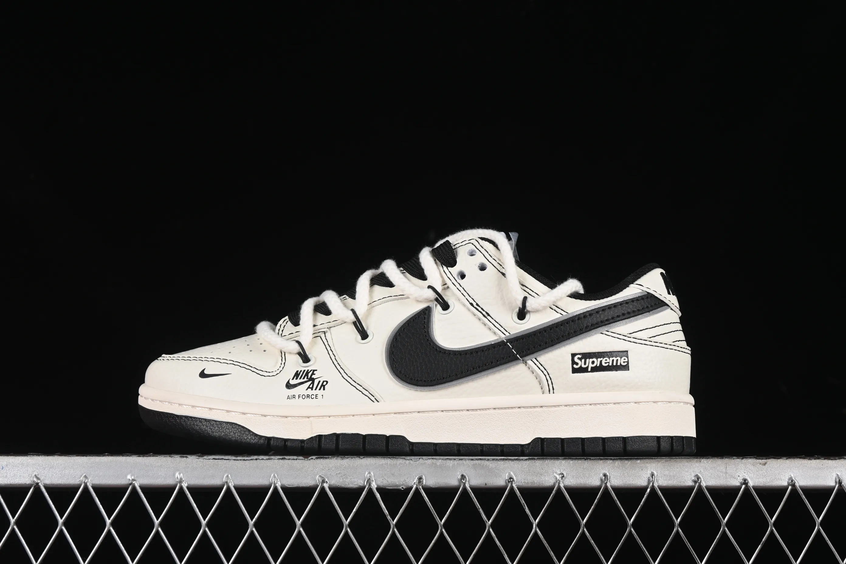 All categories Nk SB Dunk Series Nk SB Dunk Low High-end customized low-top sneakers Nk SB Dunk Low Supreme joint-beige small label drawstring Anniversary high-end customized low-top casual sneakers XX2025-566
